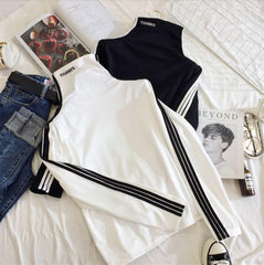 Rollkragenoberteil mit Buchstabendruck und seitlichen Streifen