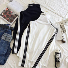 Rollkragenoberteil mit Buchstabendruck und seitlichen Streifen