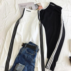 Rollkragenoberteil mit Buchstabendruck und seitlichen Streifen