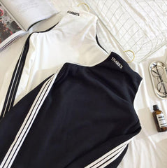 Rollkragenoberteil mit Buchstabendruck und seitlichen Streifen