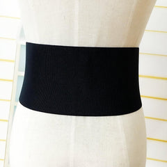 Cinturón negro grueso con cremallera frontal y anilla metálica para mujer