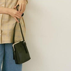 Dünne schwarze Schultertasche aus Leder