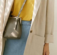 Dünne schwarze Schultertasche aus Leder