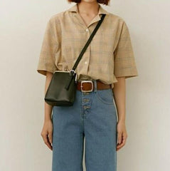 Dünne schwarze Schultertasche aus Leder