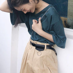 Gürteltasche mit schmalem Ledergürtel und metallischem Ring