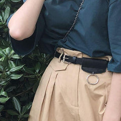 Gürteltasche mit schmalem Ledergürtel und metallischem Ring