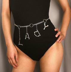 Cinturón de cadena fina de metal con letras plateadas y doradas