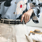 Dünner schwarzer Ledergürtel im Punk-Stil mit silbernen Ösen