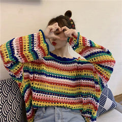 Dünner Strickpullover mit Regenbogenstreifen und Hohlsaum
