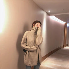 Suéter largo de punto acanalado con cuello de tortuga fino