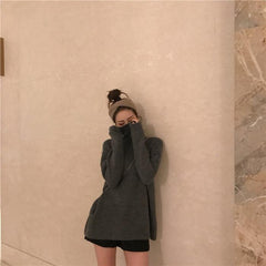 Suéter largo de punto acanalado con cuello de tortuga fino