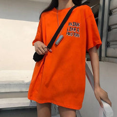 Camiseta naranja y morada con estampado de letras "Think Like A Proton"