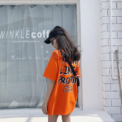 Camiseta naranja y morada con estampado de letras "Think Like A Proton"