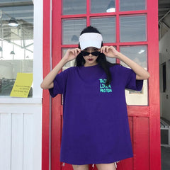 Camiseta naranja y morada con estampado de letras "Think Like A Proton"