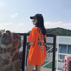 Camiseta naranja y morada con estampado de letras "Think Like A Proton"