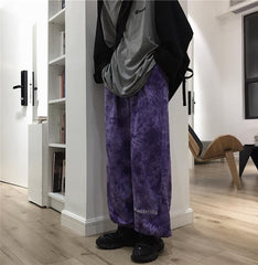 Übergroße Hose mit Batikmuster und Buchstabenstickerei