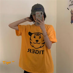 Camiseta extragrande naranja y blanca con estampado de tigre