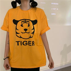 Camiseta extragrande naranja y blanca con estampado de tigre