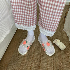 Transparente Sandalen aus Gummi mit Fruchtdruck in Schwarz und Weiß