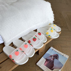 Transparente Sandalen aus Gummi mit Fruchtdruck in Schwarz und Weiß