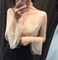 Blusa ligera con mangas voluminosas de gasa transparente