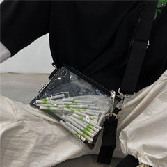 Bolso bandolera transparente con estética grunge