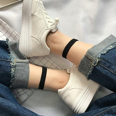 Calcetines transparentes de punto negro con detalles finos