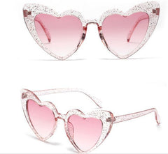 Gafas de sol modernas sin marco con forma de corazón y purpurina