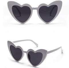 Gafas de sol modernas sin marco con forma de corazón y purpurina