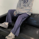 Gerade, lockere Hose im 90er-Jahre-Stil mit drei Seitenlinien