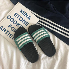 Flache Slipper-Sandalen aus Gummi mit drei Streifen und offener Spitze