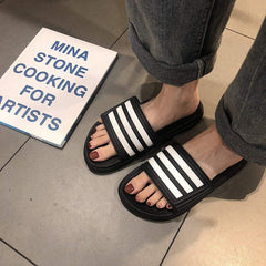 Flache Slipper-Sandalen aus Gummi mit drei Streifen und offener Spitze