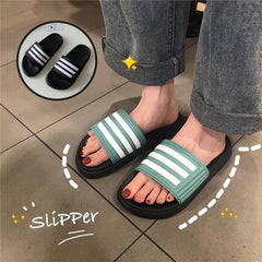 Flache Slipper-Sandalen aus Gummi mit drei Streifen und offener Spitze