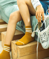 Calcetines deportivos de punto plano con triple raya blanca en el tobillo