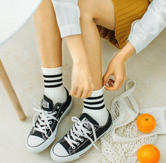 Calcetines deportivos de punto plano con triple raya blanca en el tobillo