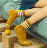 Sportliche Flachstricksocken mit drei weißen Knöchelstreifen