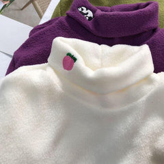 Camisa cálida de manga larga con cuello de tortuga y bonitos bordados