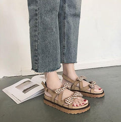 Two Bows – Flache Sandalen aus Holz mit Plateausohle in Beige