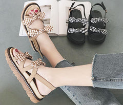 Two Bows – Flache Sandalen aus Holz mit Plateausohle in Beige