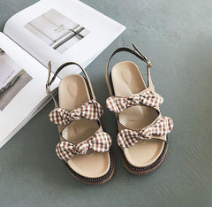 Two Bows – Flache Sandalen aus Holz mit Plateausohle in Beige