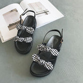 Two Bows – Flache Sandalen aus Holz mit Plateausohle in Beige