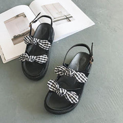 Two Bows – Flache Sandalen aus Holz mit Plateausohle in Beige