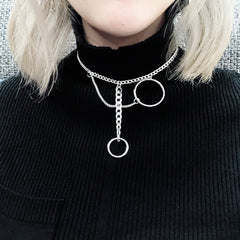 Choker-Halskette mit zwei metallischen Ringketten