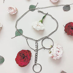 Choker-Halskette mit zwei metallischen Ringketten