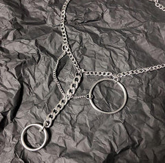 Choker-Halskette mit zwei metallischen Ringketten