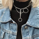 Choker-Halskette mit zwei metallischen Ringketten