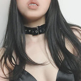 Chokerhalsband mit Samt-Metallschnalle