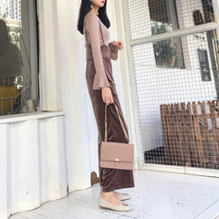 Mono largo de terciopelo brillante con tirantes y pantalones voluminosos