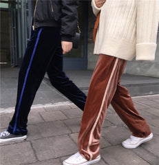 Pantalones oversize de terciopelo con doble raya blanca en los laterales