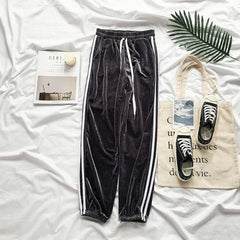 Pantalones oversize de terciopelo con doble raya blanca en los laterales